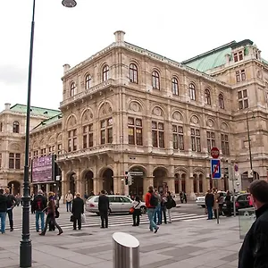 Opera Am Operneck Self Check In , Vídeň Rakousko
